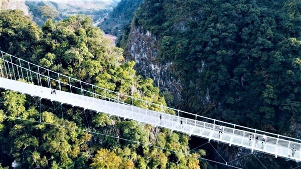 World’s longest glass bridge inaugurated in Son La province ảnh 1