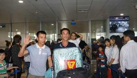 First group of Vietnamese workers in Algeria land home ảnh 1