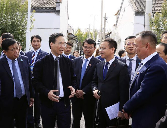 President meets with Vietnamese representative agencies in Beijing ảnh 3