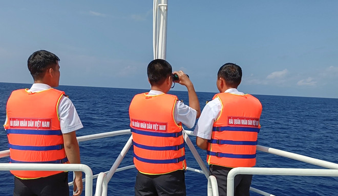 PM instructs urgent search for missing fishermen off Song Tu Tay Island ảnh 2