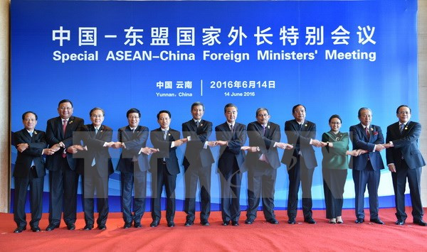 Press statement of ASEAN FMs at meeting with China FM ảnh 1