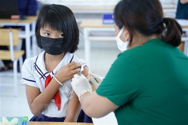 COVID-19: new cases on April 21 tops 12,000 ảnh 1