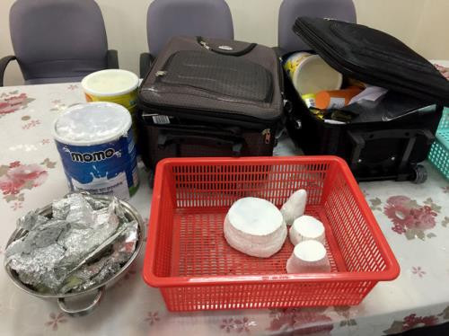 Banned rhino horns found in passengers’ luggage ảnh 1