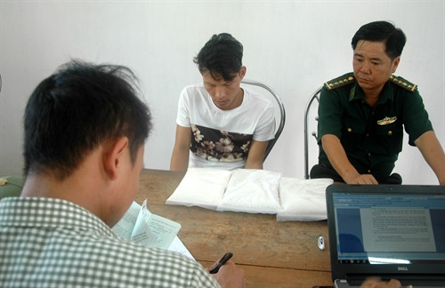 Guards on China border seize three kilos of drugs ảnh 1