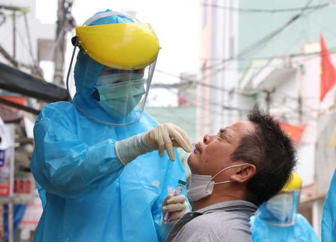 COVID-19: 13 patients in critical condition ảnh 1