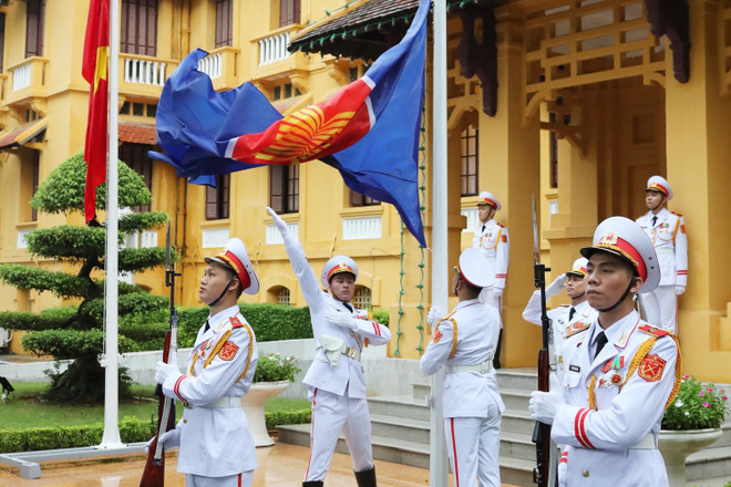Hanoi flag hoisting ceremony marks ASEAN’s 53rd founding anniversary ảnh 1