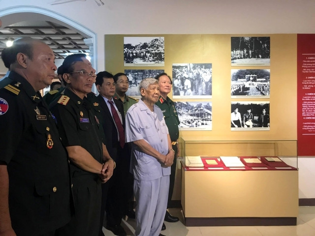Exhibition features Vietnam-Laos-Cambodia solidarity ảnh 1