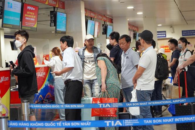 Tan Son Nhat Airport prepares for summer peak season ảnh 2