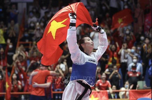 Vietnamese Taekwondo fighter beats defending champion at world championships ảnh 1