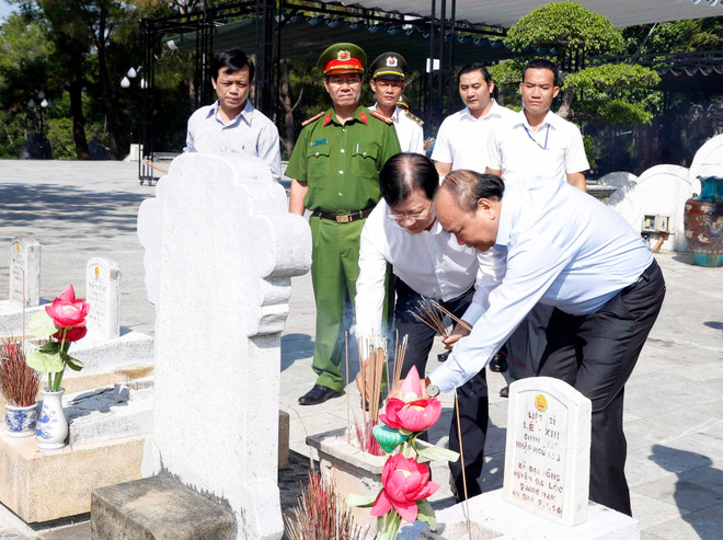Prime Minister offers incense to commemorate fallen soldiers in Quang Tri ảnh 1 Prime Minister offers incense to commemorate fallen soldiers in Quang Tri ảnh 1