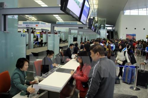 Overloaded Tan Son Nhat airport needs capacity boost ảnh 1
