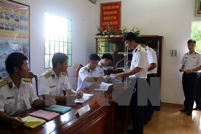 Early voting held for officers working at sea platforms ảnh 1