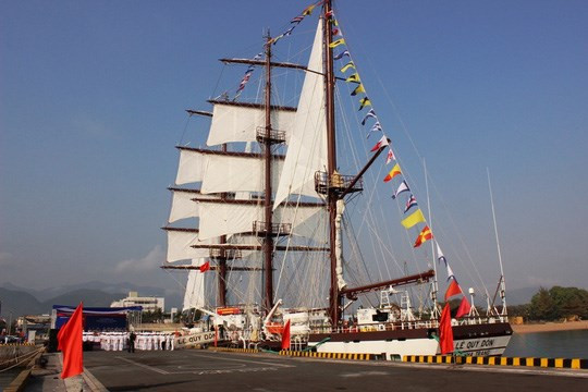 Flag-hoisting ceremony held to debut navy’s first sailing ship ảnh 1