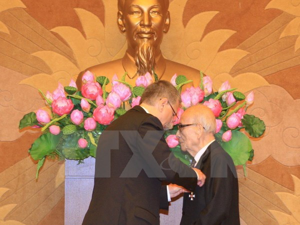 Prof. Vu Khieu receives Hungary’s Knight Cross Order ảnh 1 Prof. Vu Khieu receives Hungary’s Knight Cross Order ảnh 1