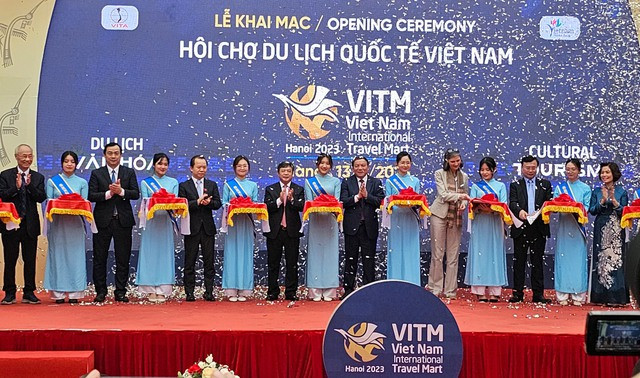 Over 60,000 visitors attend Vietnam tourism fair ảnh 1