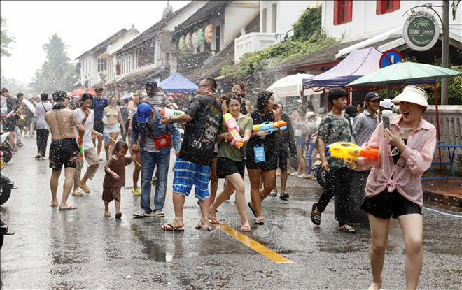 Lao people ring in traditional New Year with a splash ảnh 1