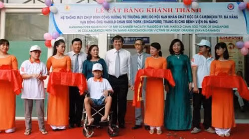 Singaporean donates MRI scanner to help AO victims ảnh 1