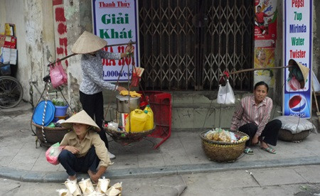 Street vendors struggle amidst global integration ảnh 1 Street vendors struggle amidst global integration ảnh 1