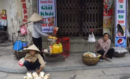 Street vendors struggle amidst global integration ảnh 1