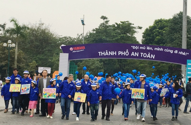 Yamaha Motor Vietnam gifts 11,000 helmets to students ảnh 1