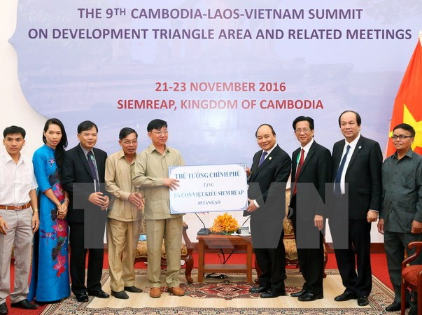 Rice aid delivered to Vietnamese in Cambodia ảnh 1