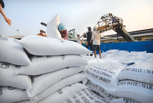 China’s yuan devaluation to have delayed export impacts ảnh 1