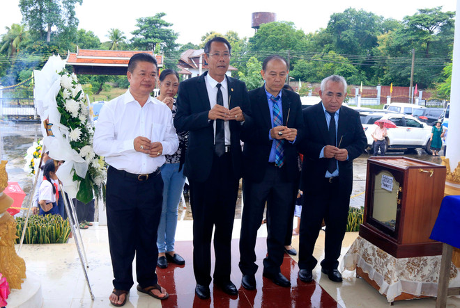 Incense offering event commemorates heroic martyrs in Laos ảnh 1 Incense offering event commemorates heroic martyrs in Laos ảnh 1