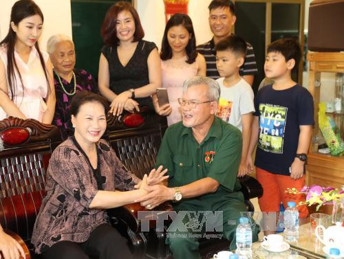 NA, State leaders present gifts to policy beneficiaries ảnh 1 NA, State leaders present gifts to policy beneficiaries ảnh 1