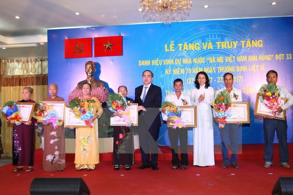 64 women in HCM City awarded with “Heroic Mother” title ảnh 1 64 women in HCM City awarded with “Heroic Mother” title ảnh 1
