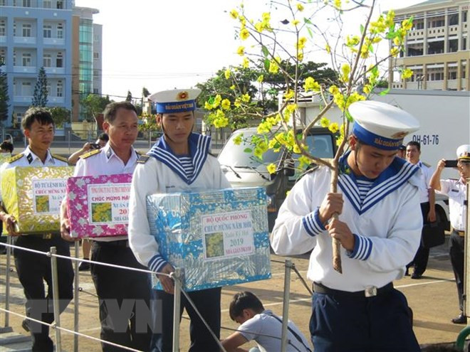 Naval ships carry Tet gifts to soldiers doing duty at sea ảnh 1