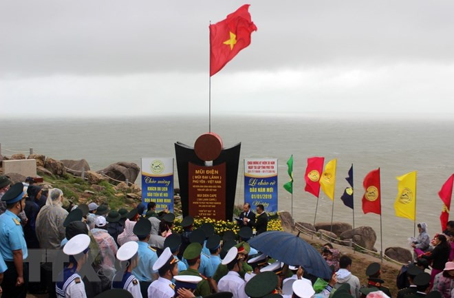 New Year flag salute ceremony held at nation’s easternmost mainland point ảnh 1