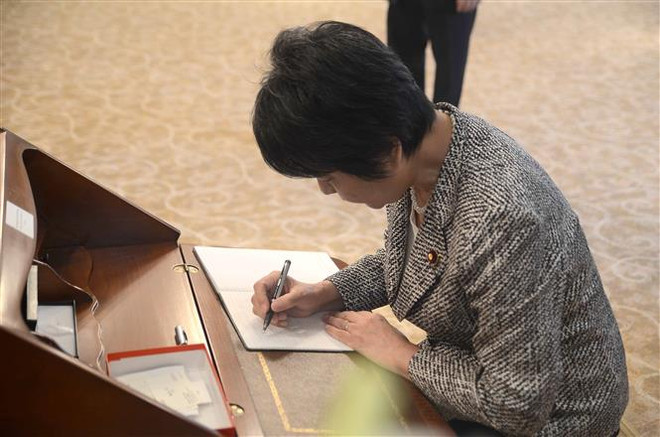 Vietnam Embassy in Japan pays respect to President Tran Dai Quang ảnh 3