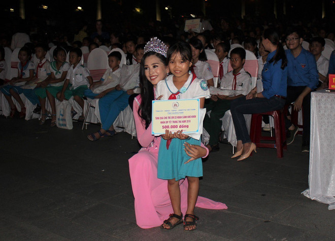 Mid-autumn festival brings joy to disadvantaged children ảnh 1
