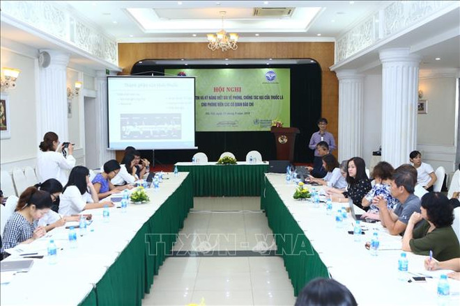 Reporters share experiences in writing about tobacco prevention ảnh 1