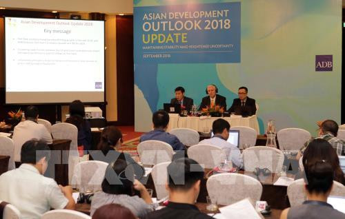Vietnam keeps up strong growth in first half: ADB ảnh 1