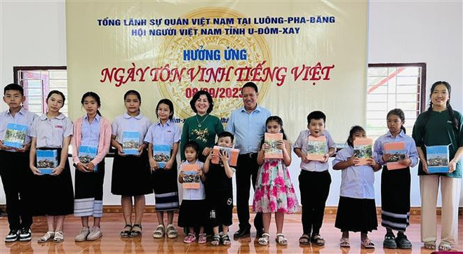 Overseas Vietnamese in Laos respond to Day for Honouring Vietnamese Language ảnh 1