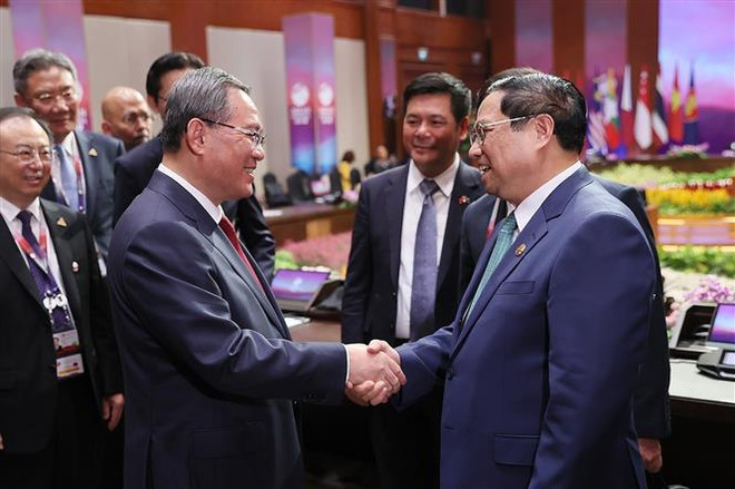 Vietnamese PM meets Chinese counterpart in Indonesia ảnh 1 Vietnamese PM meets Chinese counterpart in Indonesia ảnh 1