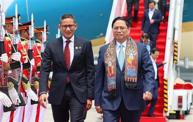 PM arrives in Jakarta to attend 43rd ASEAN Summit ảnh 1