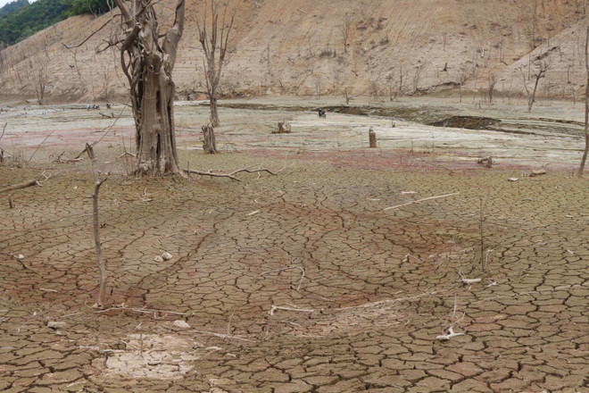 Prolonged drought bringing risk of water shortages to central region ảnh 1