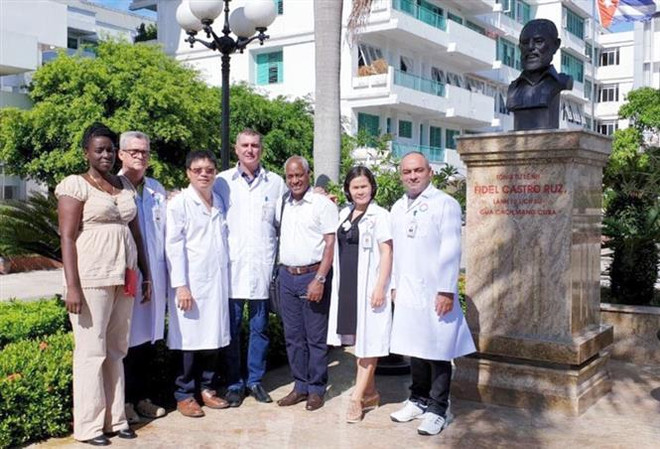 Cuban health experts work in Quang Binh province ảnh 1
