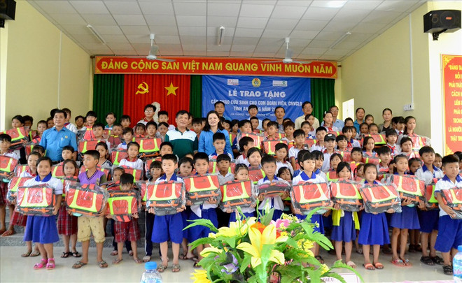 Lifebuoys designed like schoolbags presented to An Giang students ảnh 1 Lifebuoys designed like schoolbags presented to An Giang students ảnh 1