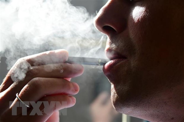Experts raise the alarm about e-cigarette smoking among youths ảnh 1