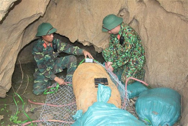 Son La's sappers safely dispose 500-kg bomb left from war ảnh 1