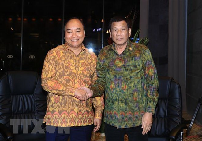 Prime Minister meets Philippine President in Indonesia ảnh 1