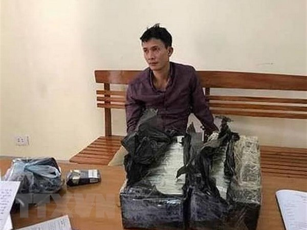 Two men caught red-handed smuggling 30 heroin bricks ảnh 1