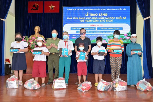 Disadvantaged ethnic minority students in HCM City receive free tablets ảnh 1