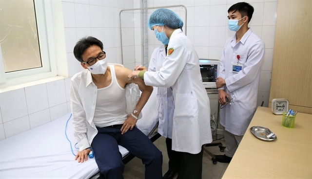 Deputy PM gets trial jab of homegrown COVID-19 vaccine ảnh 1