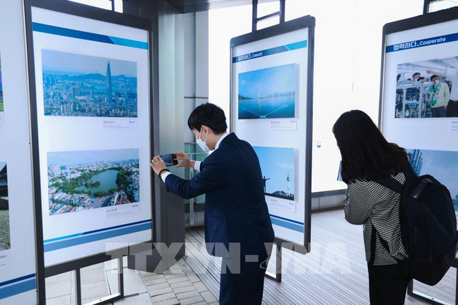 VNA-Yonhap press photo exhibition marks 30 years of Vietnam-RoK ties ảnh 1