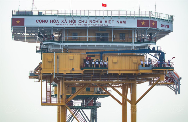 DK1 platform stands firm on the wave front ảnh 2