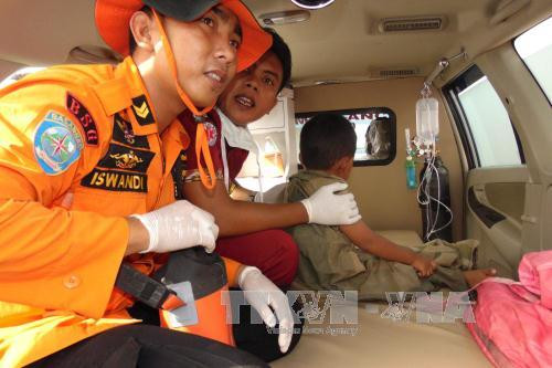 Indonesia: passenger boat capsizes in storm, military plane crashes ảnh 1